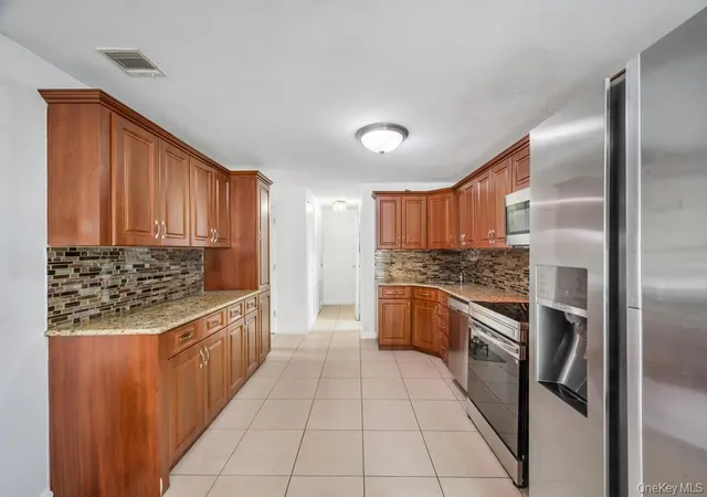 5th image of 32 Beverly St, Islip, NY 11751 | MLS# 1015313