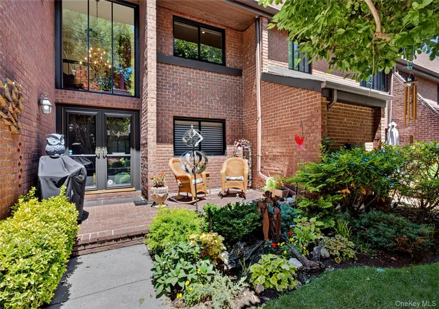 2nd image of 20 Fox Rdg #333, Roslyn, NY 11576 | MLS# 1015337