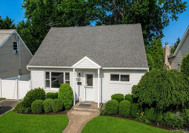 3rd image of 2355 Penatiquit Ave, Hempstead, NY 11783 | MLS# 1015431