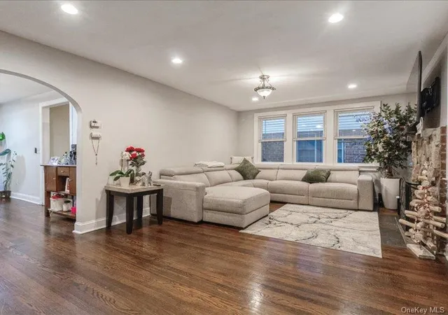 2nd image of 167 Lakeview Ave, Hempstead, NY 11563 | MLS# 1015546