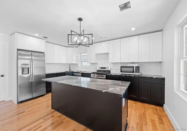 Listing Photo 4 - Condo for sale in building located at 11126 177th St, New York, NY 11433