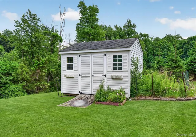 Homes for sale in Woodbury, NY | 5 Oldwyck Crescent, Woodbury, NY 10930 | MLS# 1015588