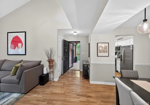 2nd image of 20 Bronxville Glen Dr #6, Yonkers, NY 10708 | MLS# 1015589