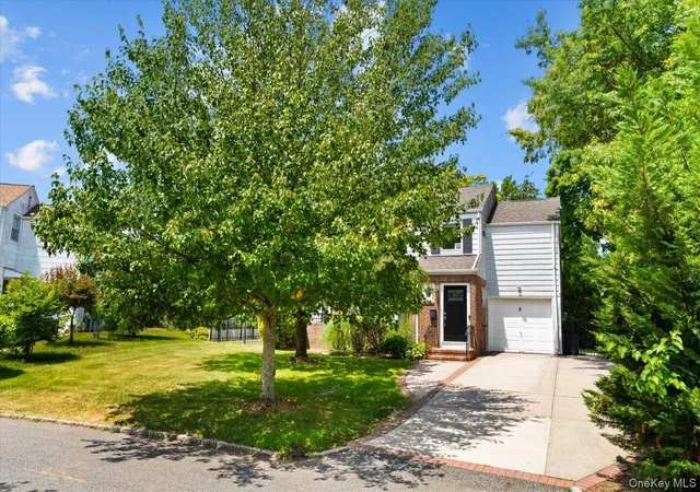 3rd image of 8 Park Cir, North Hempstead, NY 11024 | MLS# 1015595
