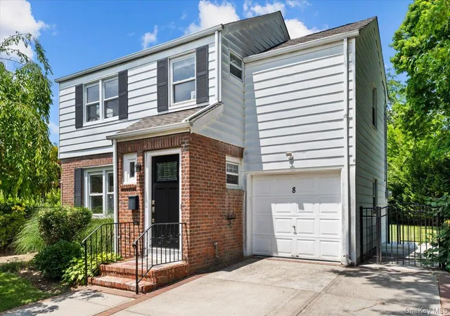 4th image of 8 Park Cir, North Hempstead, NY 11024 | MLS# 1015595