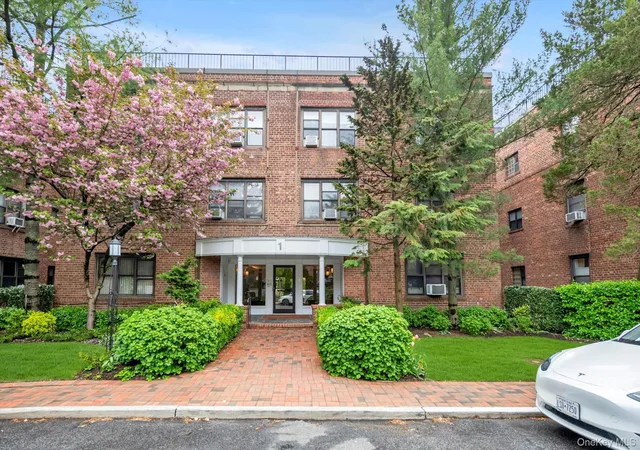 Homes for sale in North Hempstead, NY | 1 Town House Pl #2E, North Hempstead, NY 11021 | MLS# 1015617