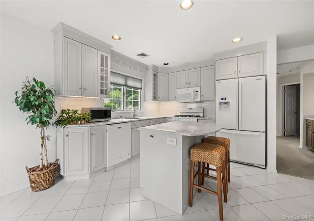 4th image of 34 Cedar Ridge Ln, Bay Shore, NY 11706 | MLS# 1015652