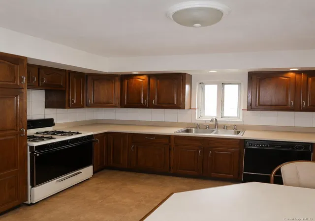 3rd image of 563 Ellsworth Ave, New York, NY 10465