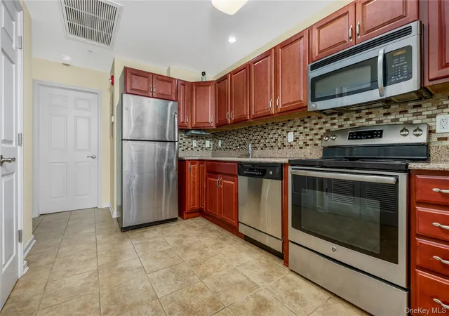 Photo 3 of Sale Pending at 212 Willow Ln, Valley Stream, NY 11580 | MLS# 1015694 | Listing updated on 2026-09-12