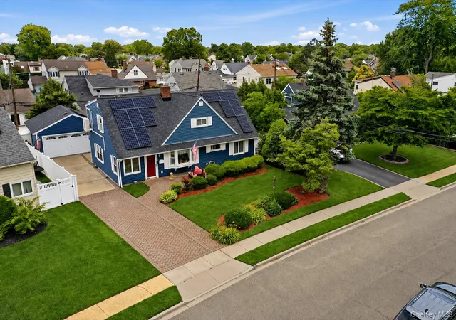 Photo 2 of Sale Pending at 7 Disc Ln, Wantagh, NY 11793 | MLS# 1015750 | Listing updated on 2026-08-10
