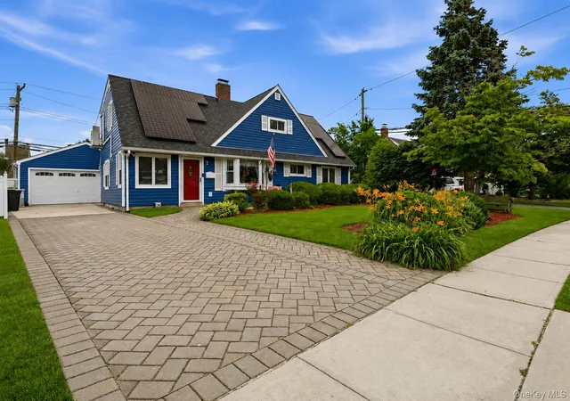 Photo 4 of Sale Pending at 7 Disc Ln, Wantagh, NY 11793 | MLS# 1015750 | Listing updated on 2026-08-10