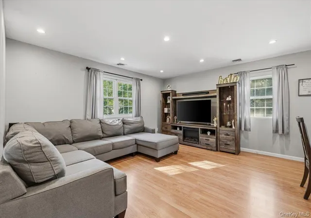 5th image of 17 Nottingham Dr, Babylon, NY 11798 | MLS# 1015779