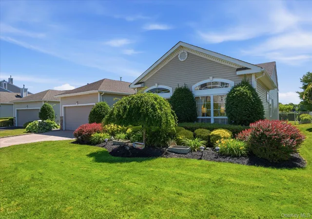 Photo 3 of Sale Pending at 95 Hamlet Dr, Brookhaven, NY 11766 | MLS# 1015784 | Listing updated on 2026-08-22