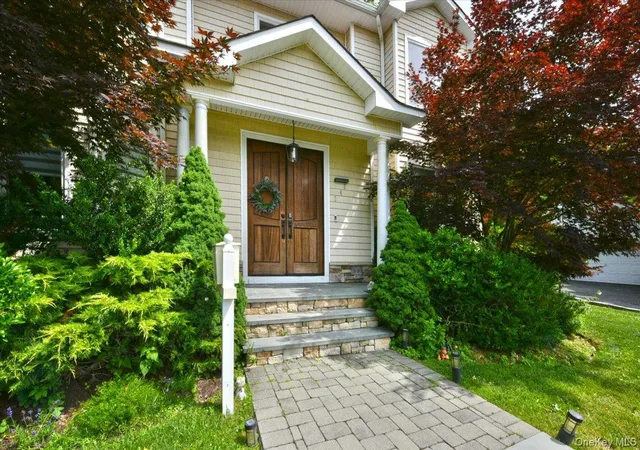 Photo 3 of Single family home for sale at 245 Harbor Hl Rd, North Hempstead, NY 11576 | MLS# 1015799 | Listing updated on 2026-09-30