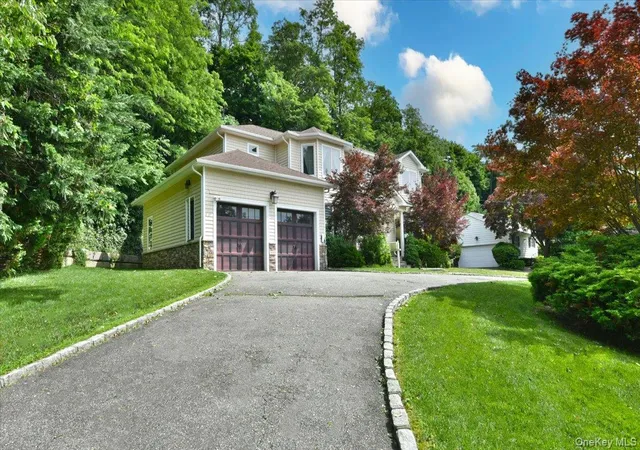 Photo 4 of Single family home for sale at 245 Harbor Hl Rd, North Hempstead, NY 11576 | MLS# 1015799 | Listing updated on 2026-09-30