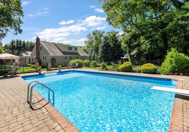 3rd image of 10 Serene Ct, Dix Hills, NY 11746 | MLS# 1015804