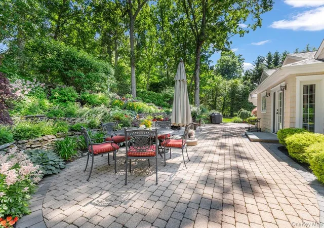 5th image of 10 Serene Ct, Dix Hills, NY 11746 | MLS# 1015804