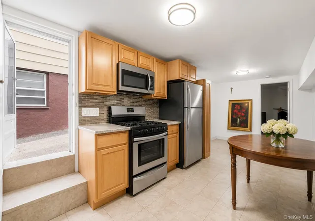 Photo 4 of House for sale at 1716 Fowler Ave, New York, NY 10462 | MLS# 1015875 | Listing updated on 2026-08-17