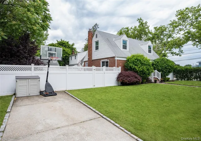 Photo 3 of Sale Pending at 1030 North Dr, Hempstead, NY 11566 | MLS# 1015953 | Listing updated on 2026-08-07