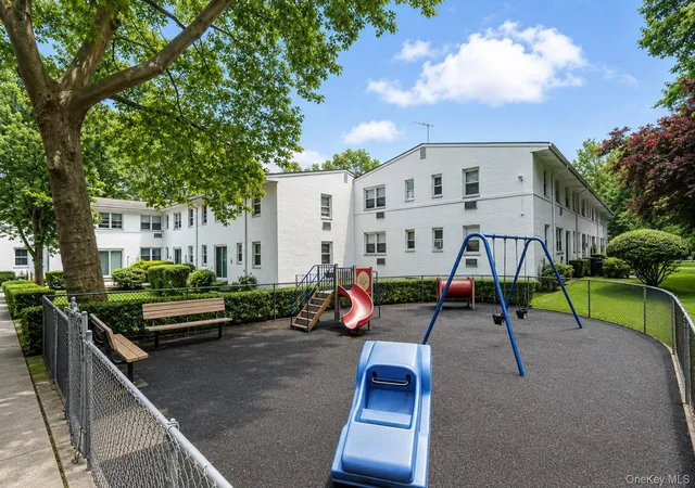 2nd image of 95 Avon Cir, Rye Brook, NY 10573