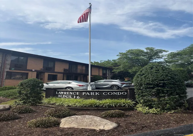 Homes for sale in Orangetown, NY | 3 W Lawrence Park Dr #3, Orangetown, NY 10968 | MLS# 1016088