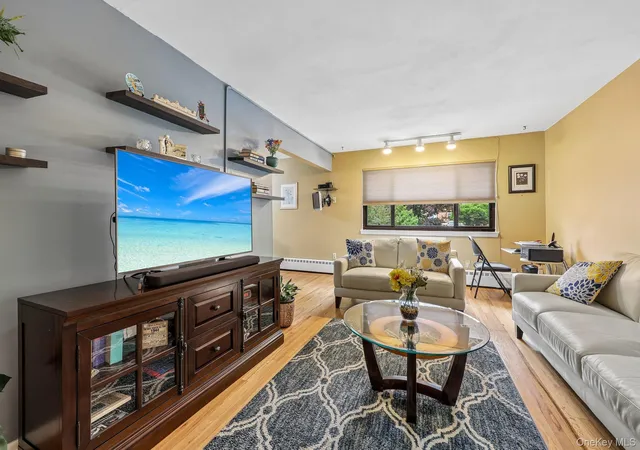 Homes for sale in Orangetown, NY | 3 W Lawrence Park Dr #3, Orangetown, NY 10968 | MLS# 1016088