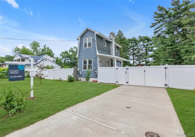 2nd image of 15 Saint Johns Pl, West Babylon, NY 11704 | MLS# 1016115