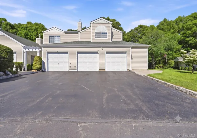 3rd image of 129 Farm House Ct, Brookhaven, NY 11949
