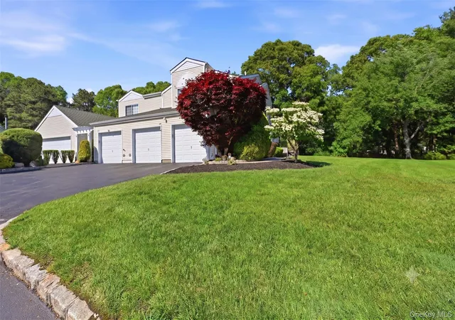 4th image of 129 Farm House Ct, Brookhaven, NY 11949