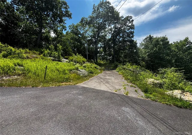 3rd image of 560 Oscawana Lake Rd, Putnam Valley, NY 10579 | MLS# 1016169