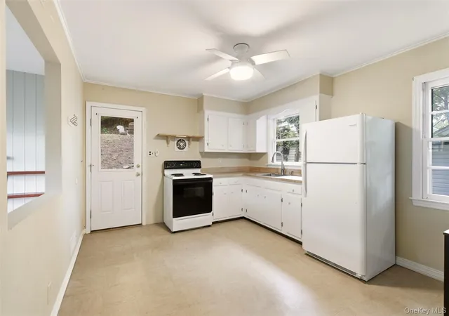 Listing Photo 5 - Condo for sale in building located at 35 Ward Ave, Huntington, NY 11768