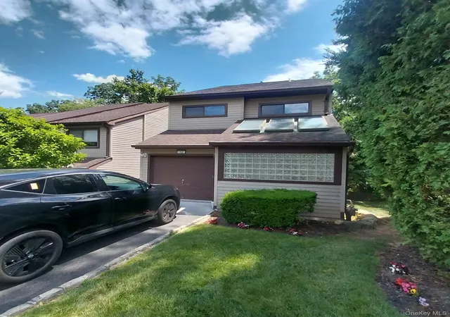 2nd image of 12 The Glen Ln #12, Oyster Bay, NY 11545 | MLS# 1016195