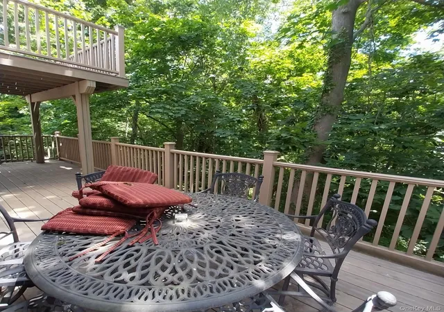 2nd image of 12 The Gln Ln, Oyster Bay, NY 11545