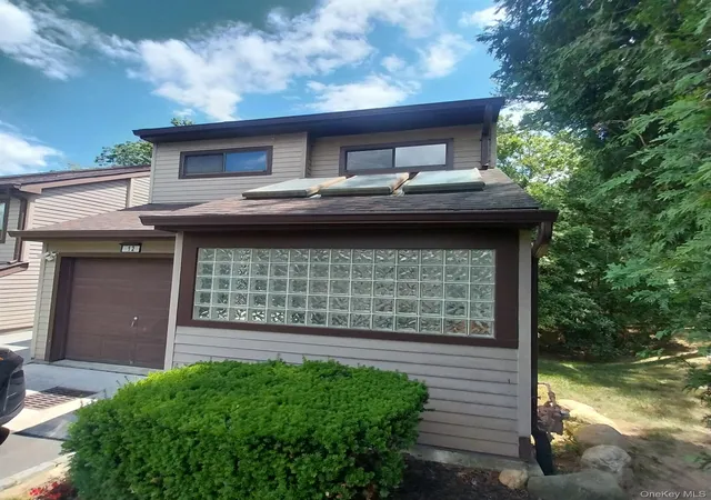 3rd image of 12 The Gln Ln, Oyster Bay, NY 11545