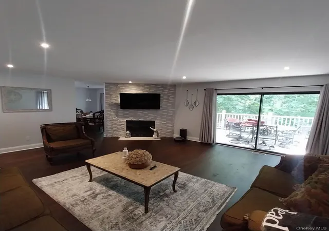 4th image of 12 The Gln Ln, Oyster Bay, NY 11545