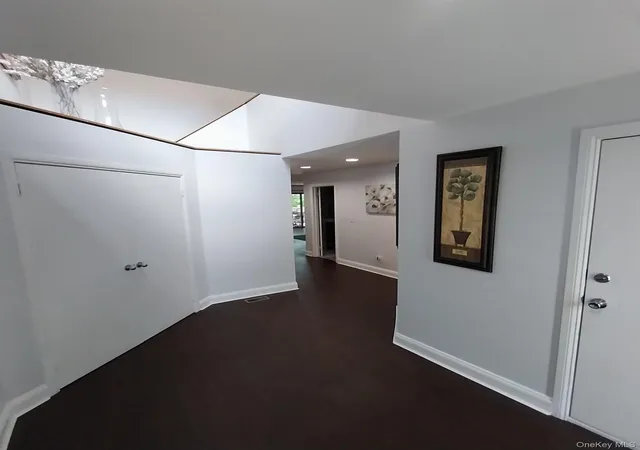 5th image of 12 The Gln Ln, Oyster Bay, NY 11545