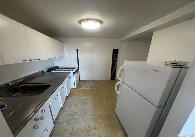 Photo 4 of Sale Pending at 4 Fordham Hl Oval #7H, New York, NY 10468 | MLS# 1016246 | Listing updated on 2026-09-05
