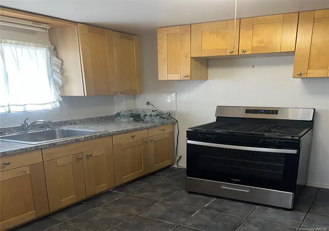 2nd image of 27 Wellington Pl, Babylon, NY 11701 | MLS# 1016251