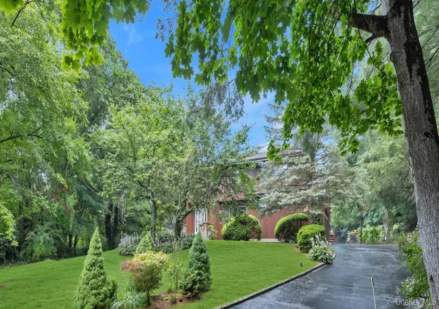 Photo 3 of Single family home for sale at 17 Calumet Dr, Huntington, NY 11746 | MLS# 1016292 | Listing updated on 2026-08-31