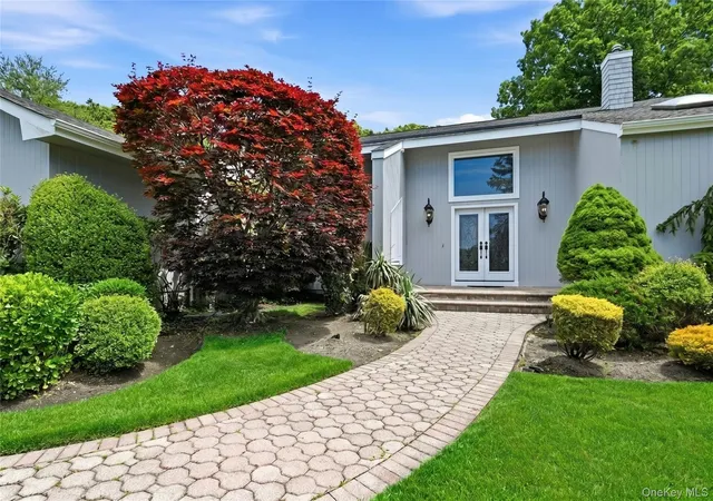 3rd image of 4 Laurelwood Ct, Dix Hills, NY 11746 | MLS# 1016328