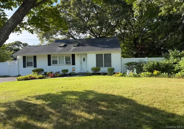 Photo 3 of Single family home for sale at 7 Squires Ave, Brookhaven, NY 11776 | MLS# 1016408 | Listing updated on 2026-09-02