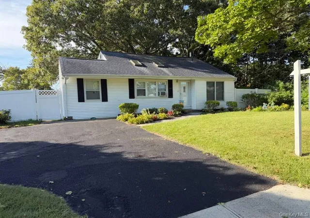 Photo 4 of Single family home for sale at 7 Squires Ave, Brookhaven, NY 11776 | MLS# 1016408 | Listing updated on 2026-09-02