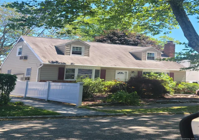 Photo 1 of Single family home for sale at 424 6th Street, Huntington, NY 11731 | MLS# 1016416 | Listing updated on 2026-08-01