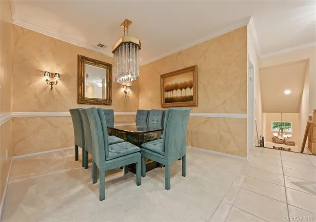 4th image of 87 Carriage Ln, Oyster Bay, NY 11803