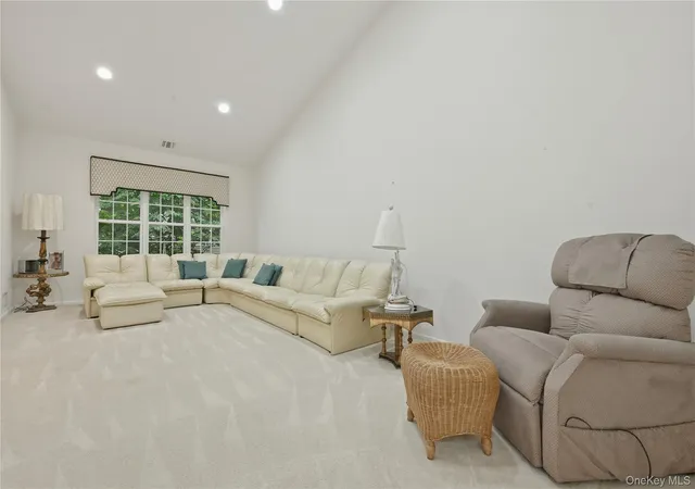 5th image of 87 Carriage Ln, Oyster Bay, NY 11803