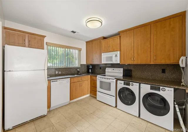 4th image of 650 Newbridge Rd #15, Hempstead, NY 11554 | MLS# 1016439