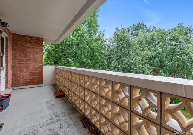 2nd image of 45 Hl Park Ave, North Hempstead, NY 11021