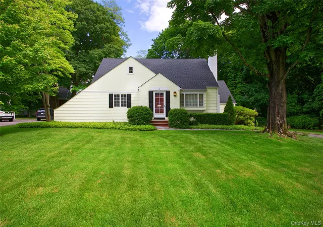 2nd image of 18 Old Farm Rd, Roslyn Heights, NY 11577 | MLS# 1016471