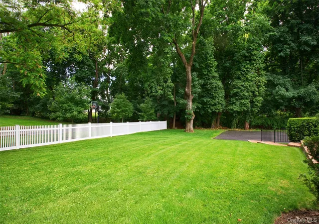 3rd image of 18 Old Farm Rd, Roslyn Heights, NY 11577 | MLS# 1016471
