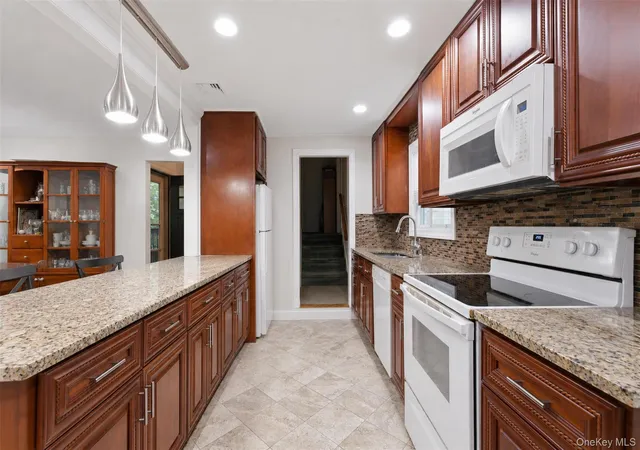 1st image of 4 Lorraine Rd, Lewisboro, NY 10590 | MLS# 1016494